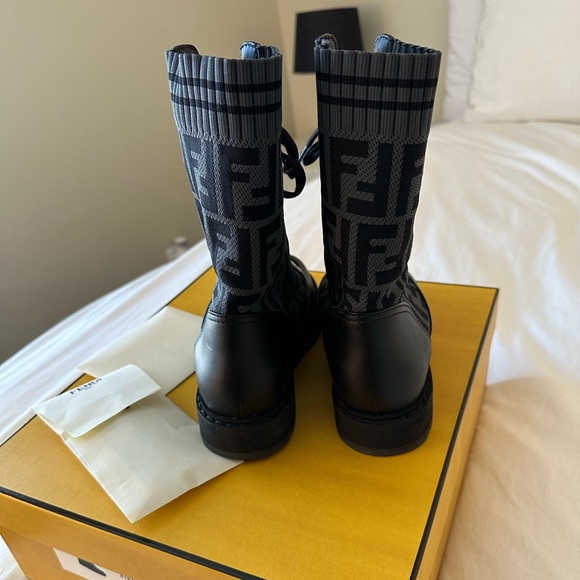Fendi Rockoko
Black leather biker boots with stretch fabric size 36.5 - Picture 8 of 10